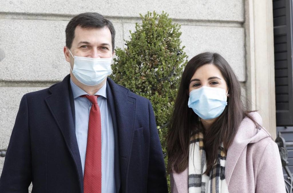 Uxía Tizón con Gonzalo Caballero na entrada do Congreso